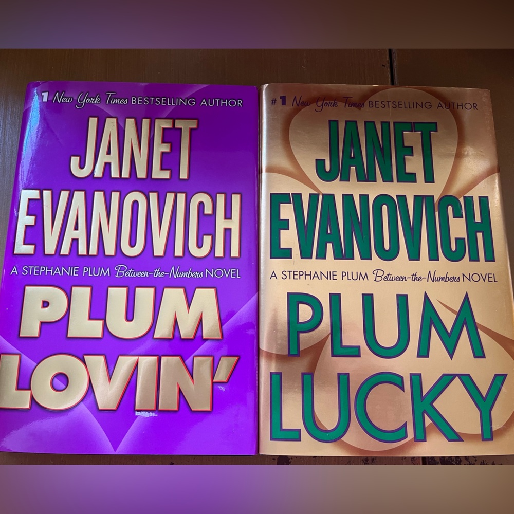 Bundle of 2 hardcover Stephanie Plum ‘between the numbers’ books